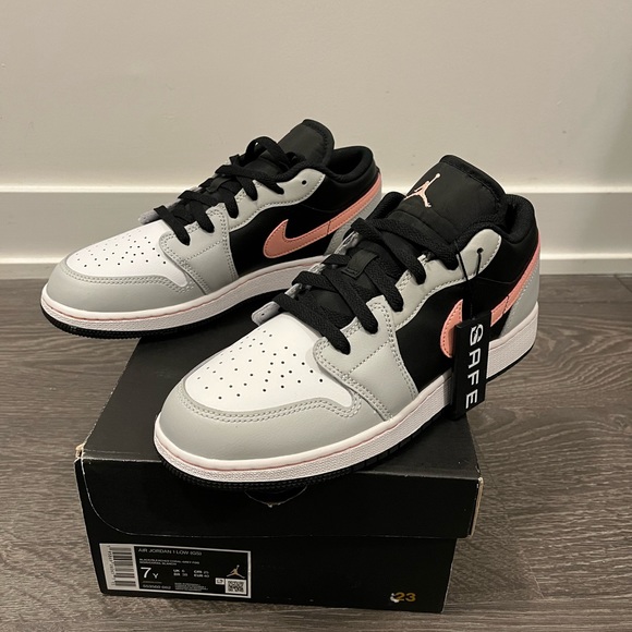 Jordan 1 low - brand new, bought and they are too small. 100% authentic. - Picture 2 of 5